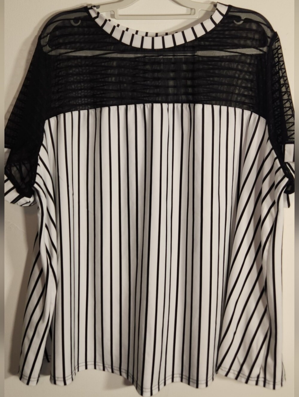 🖤🤍Black & White Striped Mesh Top Size  22. Worn Once.